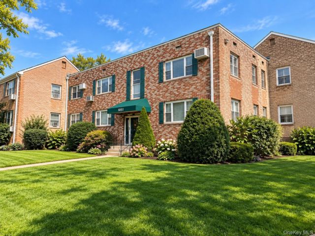  1 BR,  1.00 BTH &nbsp;Garden style home in Valley Stream