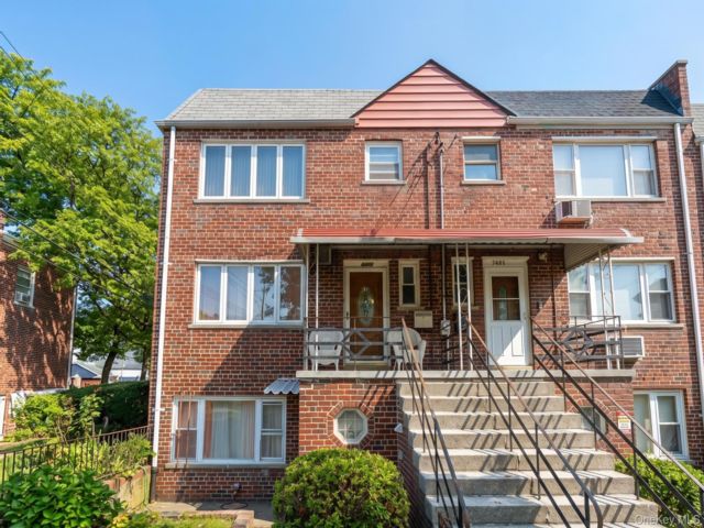  3 BR,  2.00 BTH &nbsp;Colonial style home in Esplanade
