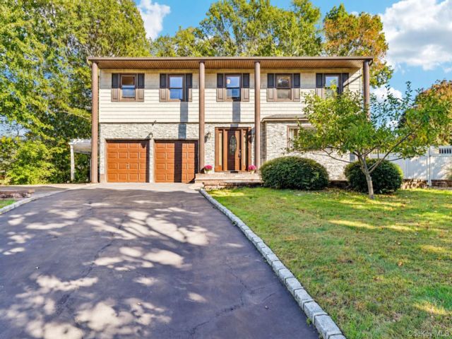  4 BR,  3.00 BTH &nbsp;Colonial style home in Kings Park