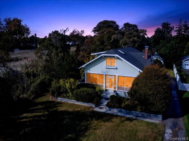  4 BR,  3.00 BTH &nbsp;Craftsman style home in Bayport