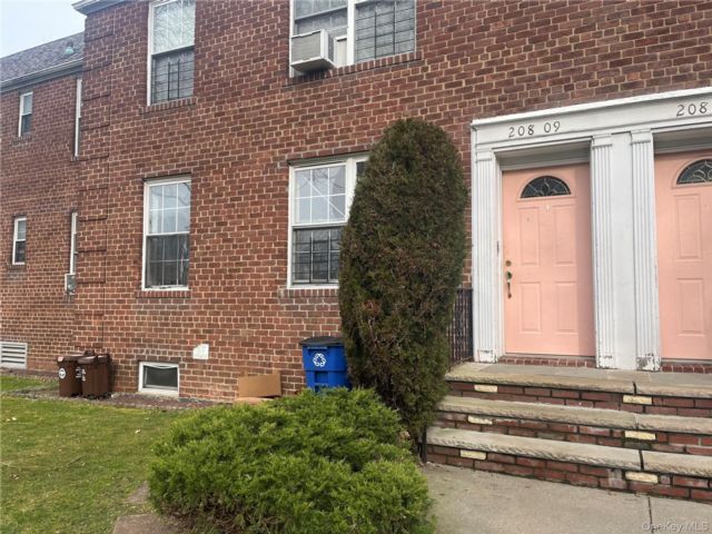  2 BR,  1.00 BTH &nbsp;Garden style home in Bayside