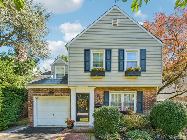  3 BR,  3.00 BTH &nbsp;Colonial style home in Floral Park