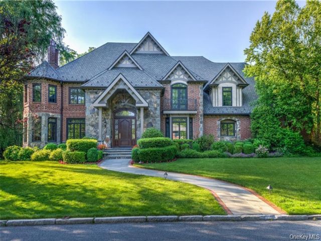  7 BR,  8.00 BTH &nbsp;Tudor style home in New Rochelle