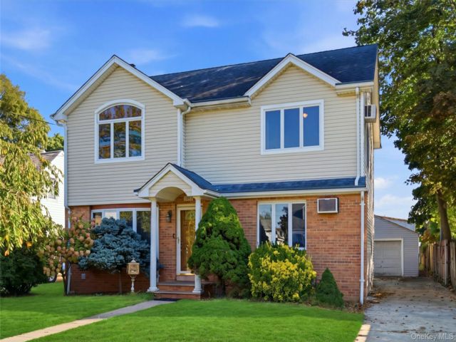  5 BR,  2.00 BTH &nbsp;Cape cod style home in Bellmore