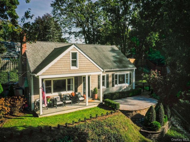  3 BR,  2.00 BTH &nbsp;Cape cod style home in Northport