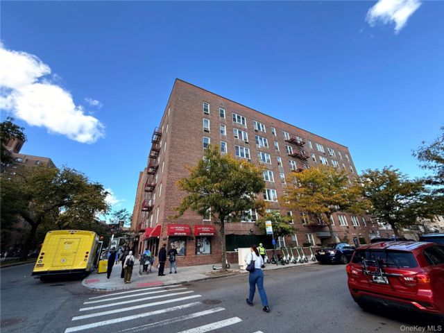  2 BR,  1.00 BTH &nbsp;Mid rise style home in Parkchester