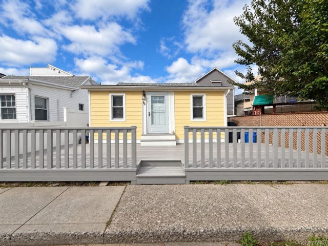  3 BR,  1.00 BTH &nbsp;Bungalow style home in Long Beach