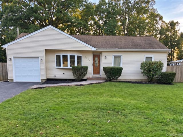  4 BR,  2.00 BTH &nbsp;Ranch style home in Ronkonkoma