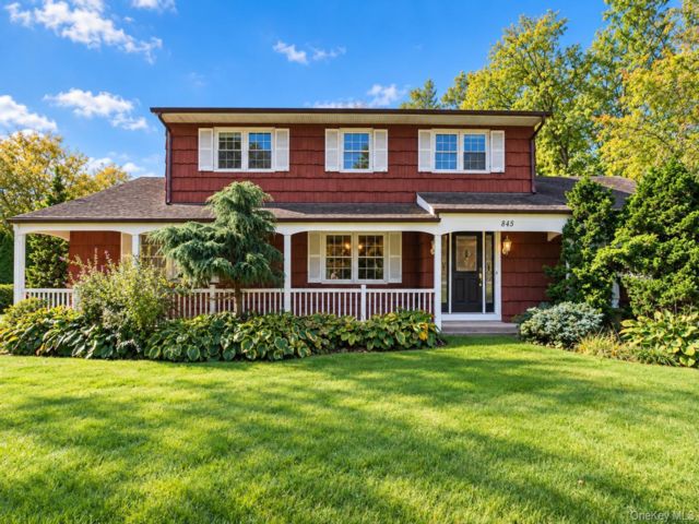  4 BR,  3.00 BTH &nbsp;Colonial style home in Huntington