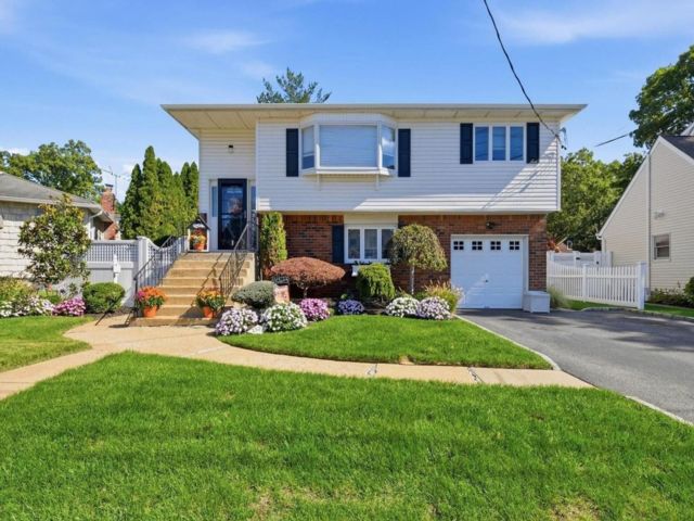  6 BR,  3.00 BTH &nbsp;Hi ranch style home in North Bellmore