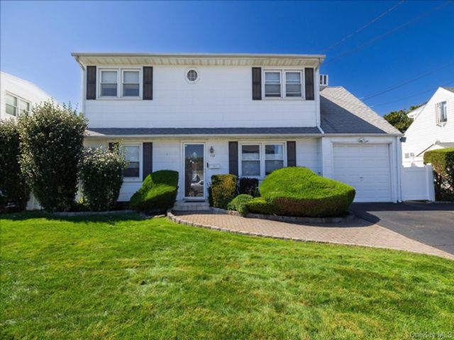  6 BR,  2.00 BTH &nbsp;Colonial style home in Massapequa