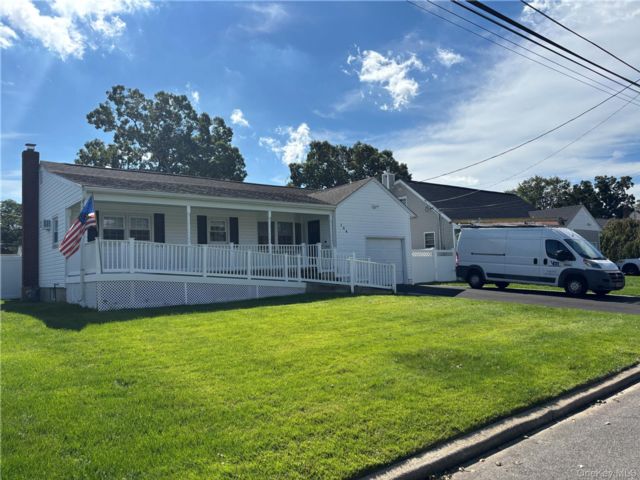 3 BR,  2.00 BTH &nbsp;Ranch style home in North Babylon