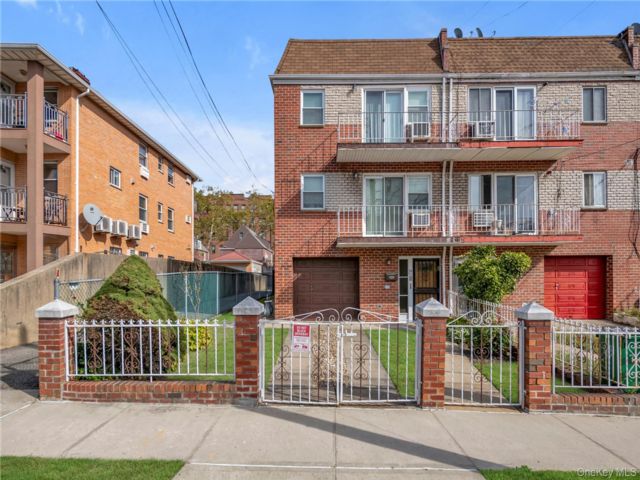  6 BR,  4.00 BTH &nbsp;Colonial style home in Flushing
