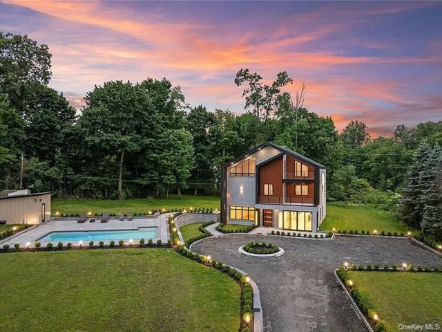 7 BR,  5.00 BTH &nbsp;Estate style home in New City
