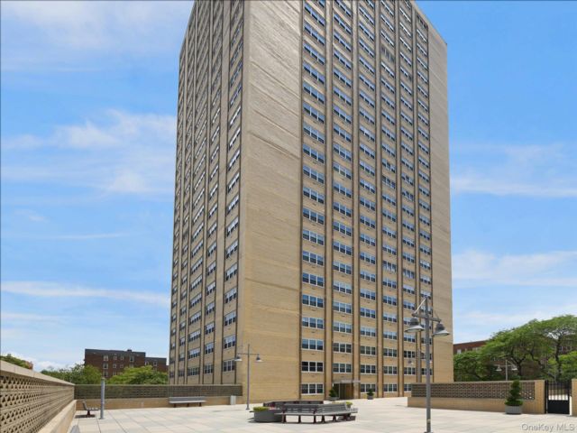  2 BR,  1.00 BTH &nbsp;High rise style home in Forest Hills