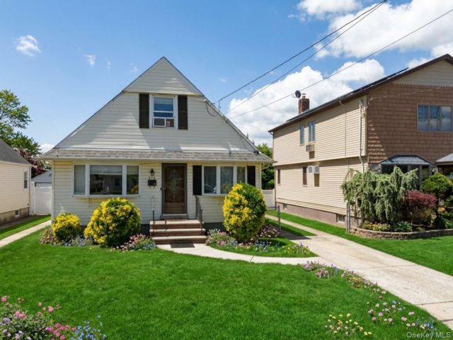  4 BR,  3.00 BTH &nbsp;Cape cod style home in New Hyde Park