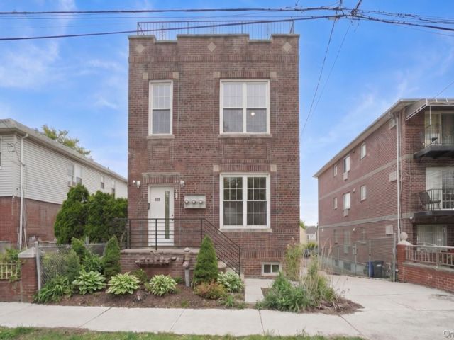  9 BR,  6.00 BTH &nbsp;Other style home in Esplanade