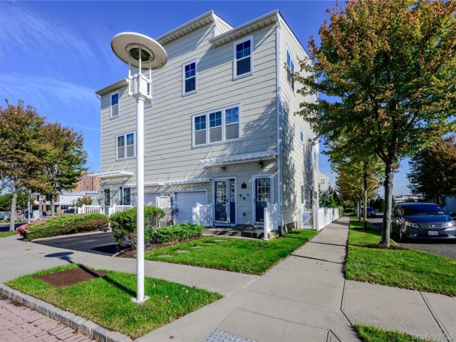  5 BR,  4.00 BTH &nbsp;House style home in Arverne
