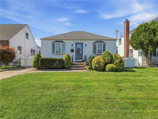  2 BR,  1.00 BTH &nbsp;Ranch style home in New Hyde Park
