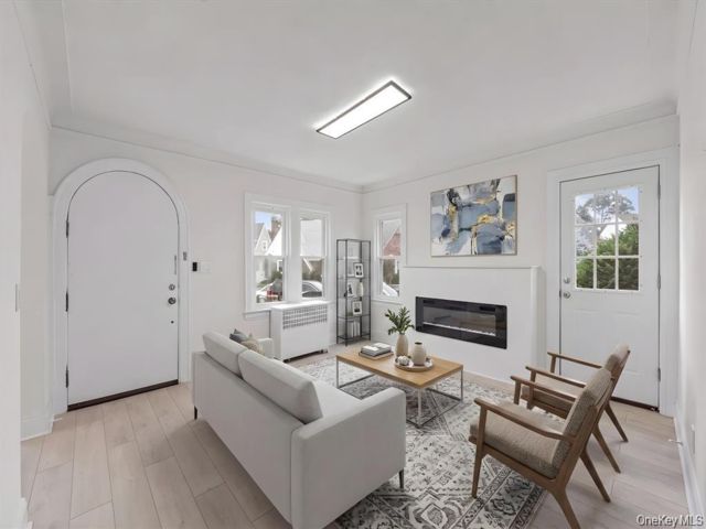  3 BR,  2.00 BTH &nbsp;Cape cod style home in Hempstead