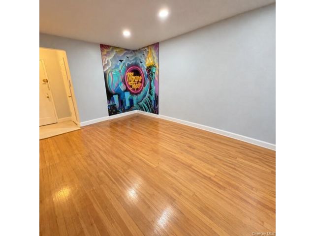  2 BR,  1.00 BTH &nbsp;Other style home in Flushing