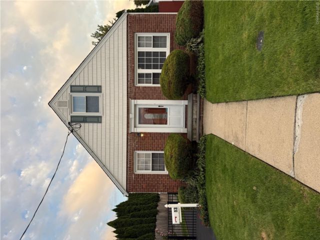  4 BR,  1.00 BTH &nbsp;Cape cod style home in Hicksville