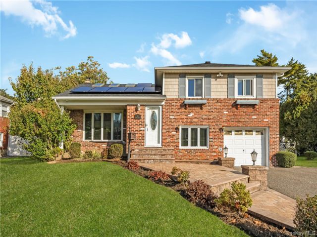  3 BR,  2.00 BTH &nbsp;Split level style home in Farmingdale