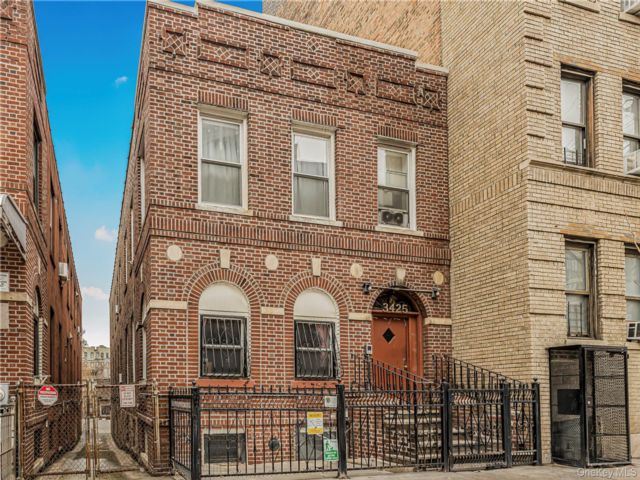  4 BR,  3.00 BTH &nbsp;House style home in Mosholu