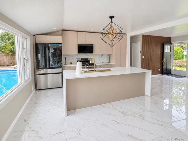  3 BR,  2.00 BTH &nbsp;Exp ranch style home in Islip Terrace