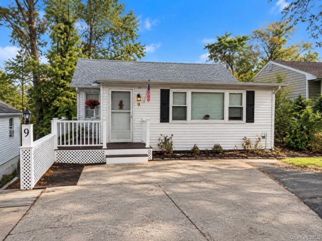  2 BR,  2.00 BTH &nbsp;Ranch style home in Rocky Point