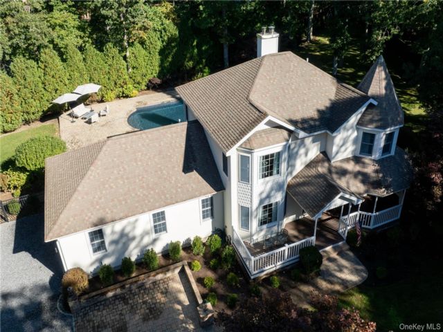  4 BR,  2.00 BTH &nbsp;Traditional style home in Westhampton
