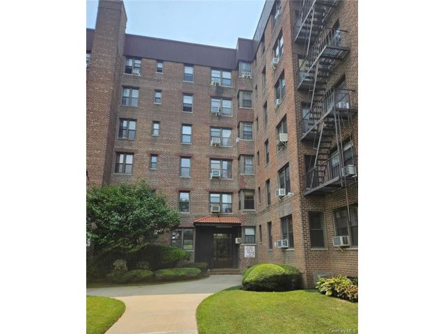  2 BR,  1.00 BTH &nbsp;High rise style home in Madison