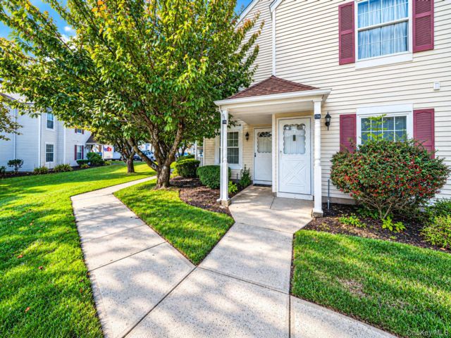  2 BR,  2.00 BTH &nbsp;Condo style home in Middle Island