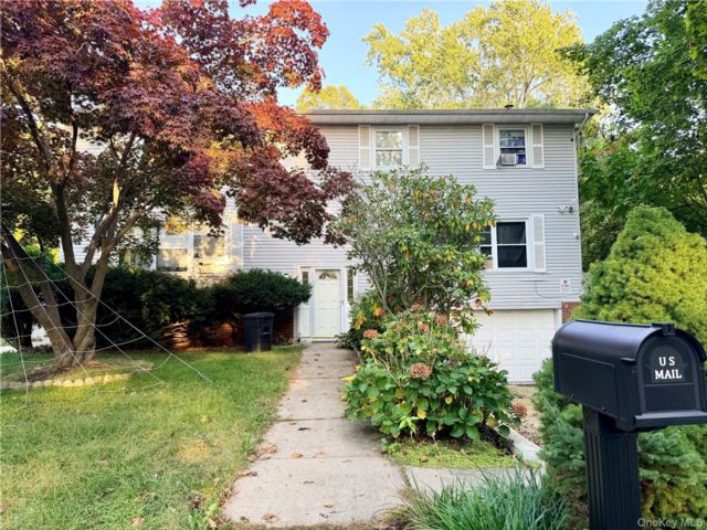  7 BR,  4.00 BTH &nbsp;A-frame style home in Selden
