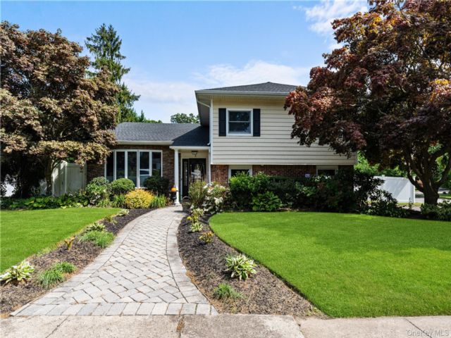  4 BR,  4.00 BTH &nbsp;Split level style home in East Norwich