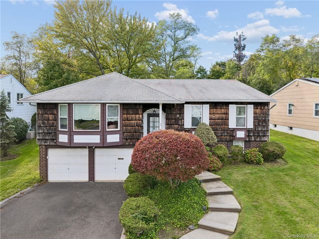 3 BR,  2.00 BTH &nbsp;Ranch style home in Roslyn