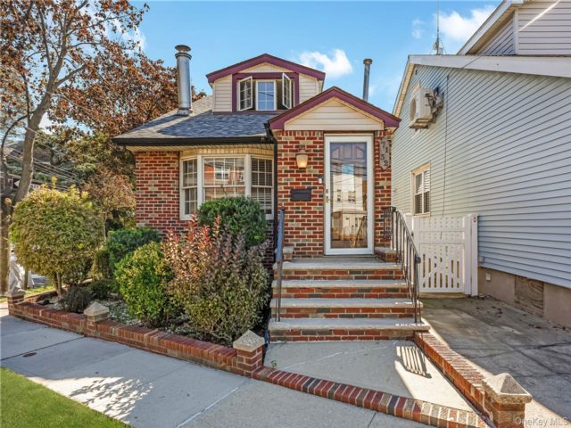  3 BR,  2.00 BTH &nbsp;Exp cape style home in Maspeth
