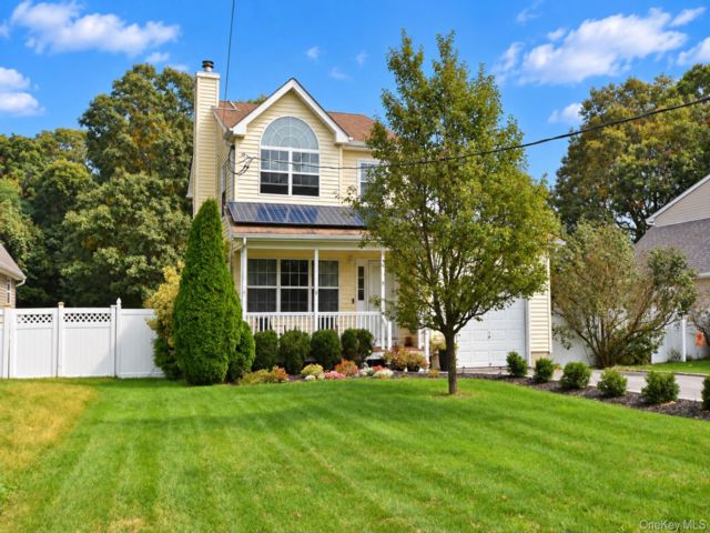  3 BR,  2.00 BTH &nbsp;Colonial style home in Shirley