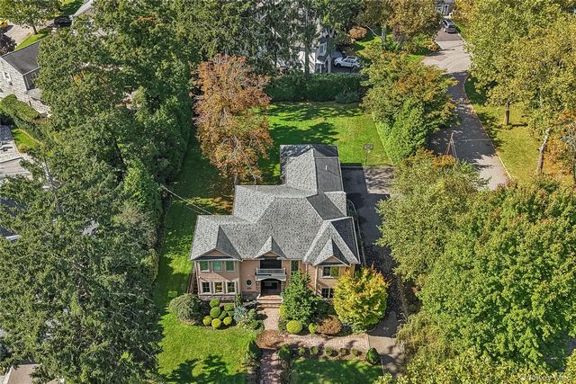  5 BR,  5.00 BTH &nbsp;Colonial style home in East Williston
