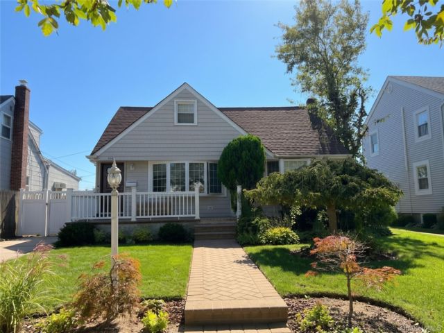  3 BR,  3.00 BTH &nbsp;Cape cod style home in Long Beach
