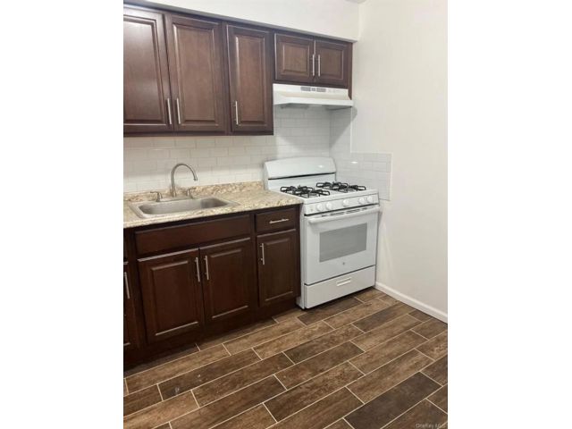 [Hollis Real Estate, listing number 7352558]