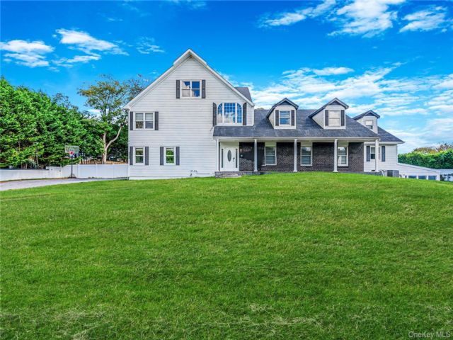  7 BR,  6.00 BTH &nbsp;Colonial style home in East Patchogue