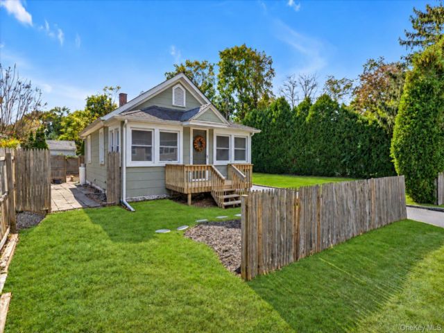  2 BR,  1.00 BTH &nbsp;Ranch style home in Huntington