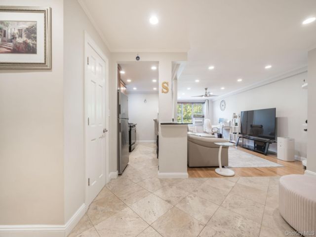  1 BR,  1.00 BTH &nbsp;Mid rise style home in Bayside
