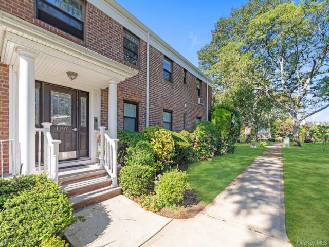  2 BR,  1.00 BTH &nbsp;Garden style home in Hewlett
