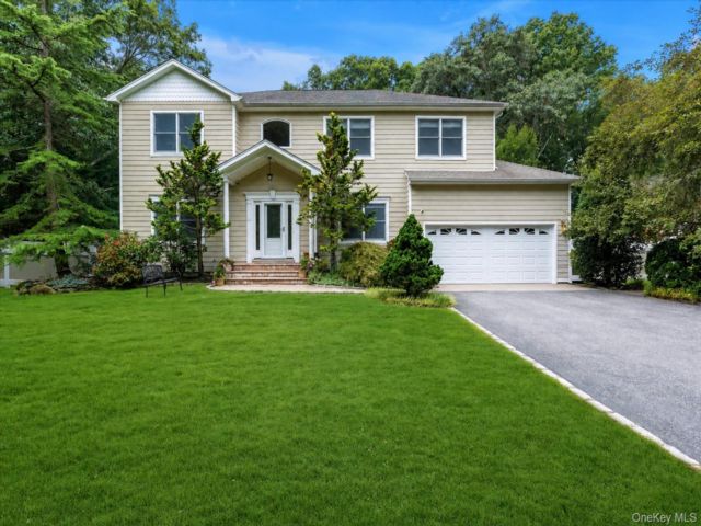  4 BR,  4.00 BTH &nbsp;Colonial style home in Dix Hills