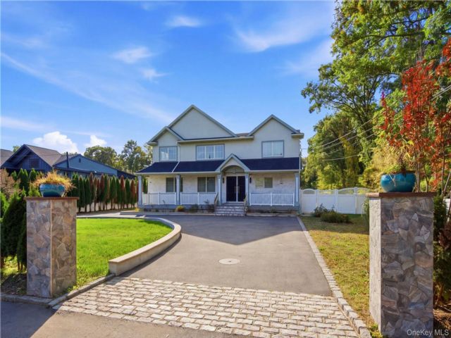  4 BR,  2.00 BTH &nbsp;Full floor apar style home in Dix Hills