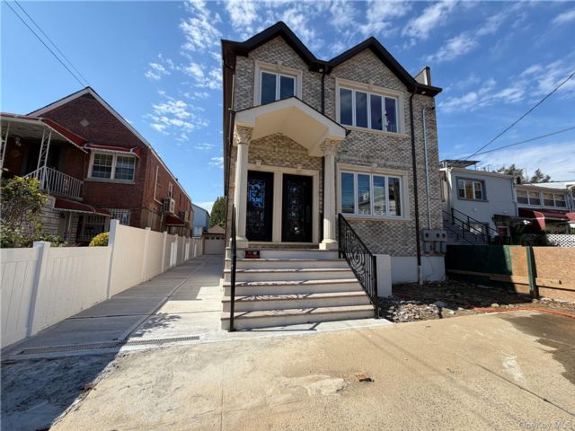  8 BR,  4.00 BTH &nbsp;House style home in Wakefield