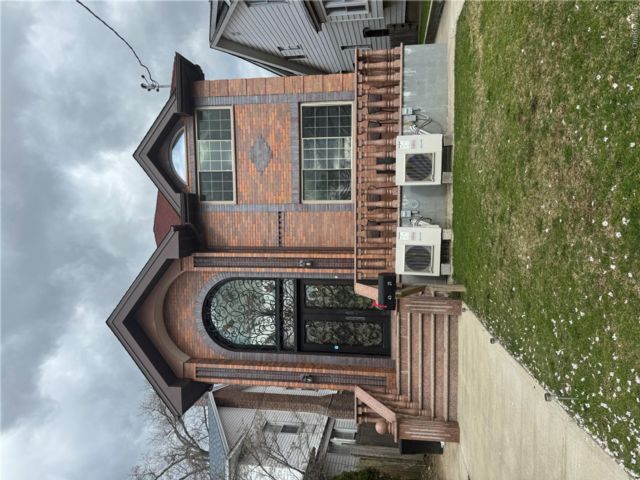  6 BR,  7.00 BTH &nbsp;Contemporary style home in Bayside