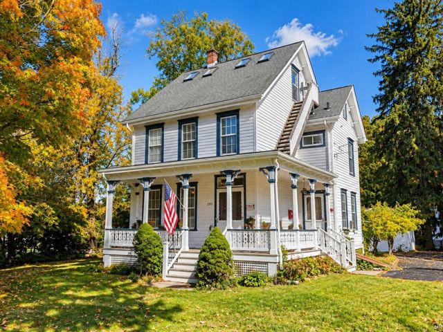  4 BR,  2.00 BTH &nbsp;Colonial style home in Monroe